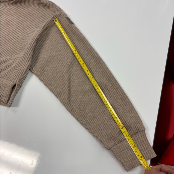 Alo Yoga Muse Sweatshirt. Tan, size Small - Picture 8 of 10